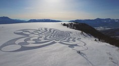Umelec vytvára v horách gigantické obrazy: Jeho štetcom sú nohy a plátnom sneh