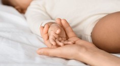 Pri umelom oplodnení jej dali nesprávne embryo. Biologickí rodičia sa museli svojho dievčatka vzdať
