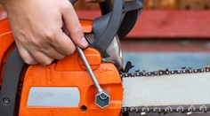 Chcel mu odrezať hlavu, no nepodarilo sa mu naštartovať motorovú pílu. Dráma v Belej nad Cirochou