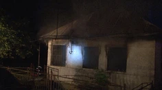 Požiar rodinného domu na východnom Slovensku, matka a dedko sa popálili pri záchrane dcérky