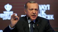 Erdogan si servítku pred ústa nedáva. Merkelovú obvinil z podpory teroristov