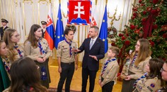 Betlehemské svetlo pricestovalo na Slovensko, prevzal ho prezident