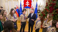 Betlehemské svetlo pricestovalo na Slovensko, prevzal ho prezident
