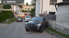 Spôsobil jej viacero zlomenín. Opitý šofér pritlačil chodkyňu o stenu rodinného domu