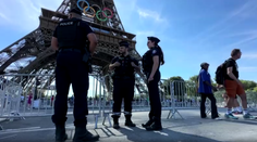 Bezpečnostné zložky evakuovali Eiffelovu vežu, liezol na ňu neznámy muž