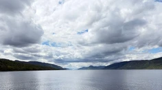 FOTO: Prekvapivý nález v jazere Loch Ness. Satelitná snímke odhalila tri tajuplné objekty