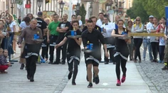 Vrchní, prchni! v akcii: Čašníci dokázali svoje schopnosti v behu