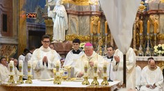 Slintačka a krívačka mení aj veľkonočné tradície. V Nitre pred oltár priniesli namiesto živého barančeka pečené jahňa