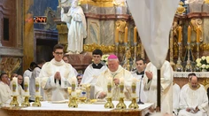 Slintačka a krívačka mení aj veľkonočné tradície. V Nitre pred oltár priniesli namiesto živého barančeka pečené jahňa
