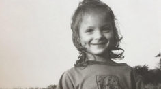 Viete, kto je toto rozkošné dievčatko? Vyrástla z nej sexy speváčka