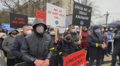 Ďalší protest v Bratislave: Starostovia a primátori odovzdali vláde svoje požiadavky