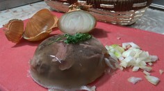 Prichádza čas huspeniny. Viete, aká je najhlavnejšia ingrediencia?