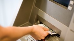 Technická chyba umožnila neobmedzený výber peňazí z bankomatov. Ľudia stihli vybrať desiatky miliónov