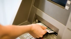 Technická chyba umožnila neobmedzený výber peňazí z bankomatov. Ľudia stihli vybrať desiatky miliónov