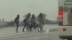 Školáci denne vystupujú rovno na dvojprúdovke a riskujú cestou do školy život