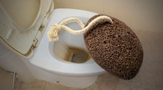 Žena bola zúfalá zo špinavého WC. Pomohla si kameňom, ktorý máte možno doma z dovolenky