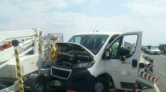 Na diaľnici D2 došlo k zrážke dvoch dodávok a kamióna. O život prišla jedna osoba