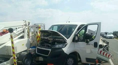 Na diaľnici D2 došlo k zrážke dvoch dodávok a kamióna. O život prišla jedna osoba