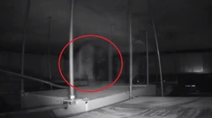 VIDEO: Smrtonosná pasca na český spôsob. V nemocničnej ventilačnej šachte vyčíňal zdrogovaný muž