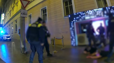 VIDEO: Dráma v nočnom podniku v Bratislave. Agresívnych mladíkov spacifikovali policajti