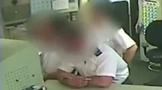 Policajti v službe pozerali porno, kým im v cele zomieral väzeň