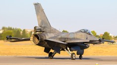 Mužovi uprostred záhrady pristál pilot stíhačky. Katapultoval sa, no stroj letel ďalej