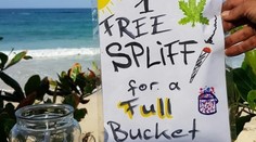 Turistom rozdáva jointy. Stačí naplniť kôš odpadkami z pláže