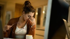 Unavené oči. Pozrite sa, ako im môžete dopriať úľavu, aj keď denne pracujete s počítačom