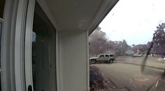 VIDEO: Ženu poriadne vyľakal úder blesku, ten poškodil domy aj autá