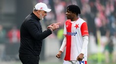 Päť červených kariet v troch stretnutiach. Slavia prehrala prvý zápas v sezóne a nabila Sparte