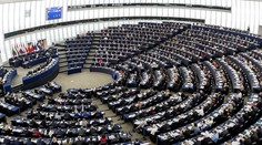 Europoslanci navrhujú obmedziť eurofondy pre krajiny, ktoré odmietajú prijať utečencov