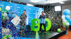 Pri preberaní šeku sa neubránil slzám. Chudobný muž vyhral rekordný jackpot