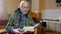 Dedina, v ktorej žije takmer 150 vdov. O mužov prišli pre ťažkú prácu v lesoch, teraz o nich nakrúcajú film