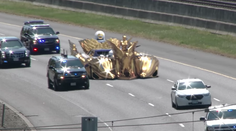 Tona zlata, obria socha a guľomety. Takto si Trumpove špeciály predstavuje slávny režisér