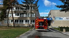Požiar strechy školy v Prešove. Žiakov evakuovali, na mieste zasahujú záchranné zložky