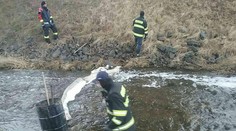 V potoku pri Štrbe objavili neznámu látku, zasahovali tam hasiči