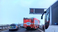 Diaľnicu D1 v Česku zablokovala séria hromadných nehôd. V hmle sa zrazilo až 40 vozidiel