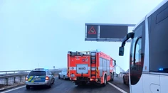 Diaľnicu D1 v Česku zablokovala séria hromadných nehôd. V hmle sa zrazilo až 40 vozidiel