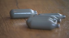 Jednu z obľúbených drog nájdete bežne aj v domácnostiach. Bombičky do fliaš na šľahačku chce Británia stopnúť