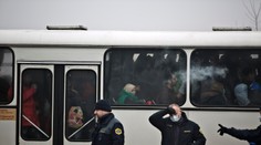 Dav ľudí napadol autobus s utečencami
