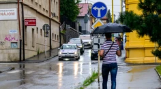 Na Slovensko sa valí studený front. SHMÚ vydal výstrahy pred búrkami