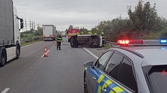 Na diaľnici D2 sa pri Stupave prevrátilo auto, doprava je obmedzená