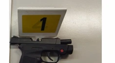 Maďarská polícia zadržala Slováka, ktorý opitý strieľal z pištole s ostrými nábojmi