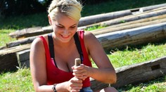 Eva pílila drevo v odvážnej póze. Zradili ju šortky