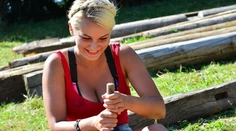 Eva pílila drevo v odvážnej póze. Zradili ju šortky