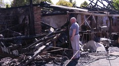Stačilo pár minút a prišli o všetko. Z horiaceho domu utekala šesťčlenná rodina, dedko pri pohľade na skazu skolaboval