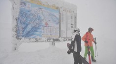 Na jednej strane kopy snehu, na druhej neprívetivé počasie. Strediská otvárajú brány