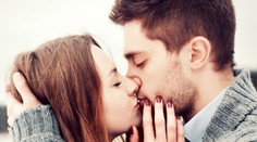 Pri bozkávaní si vymeníme 80 miliónov baktérií. Aj tak je zdravé