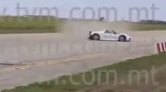 Milionár v plnej rýchlosti napálil do ľudí. V kritickom stave je aj dievčatko