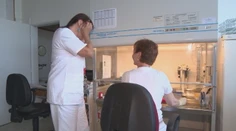 Smeje sa slovenským zákonom: Na tom, či mladík šíri HIV, sa nevedia zhodnúť ani odborníci